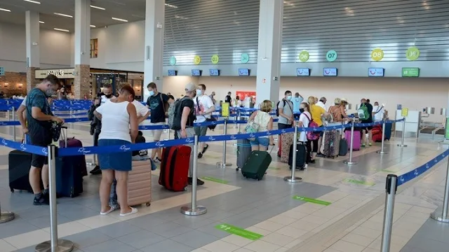 Τουρίστες αεροδρόμιο