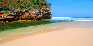 Menikmati Sunyi di Pantai Drini