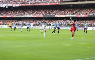 Prejudicado pela arbitragem, Ceará é derrotado pelo São Paulo com gol de Daniel Alves