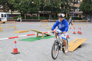 Niños participantes en las actividades ciclistas en Herriko Plaza