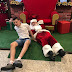 Papai Noel deita no chão para atender garoto autista e imagem viraliza nas redes