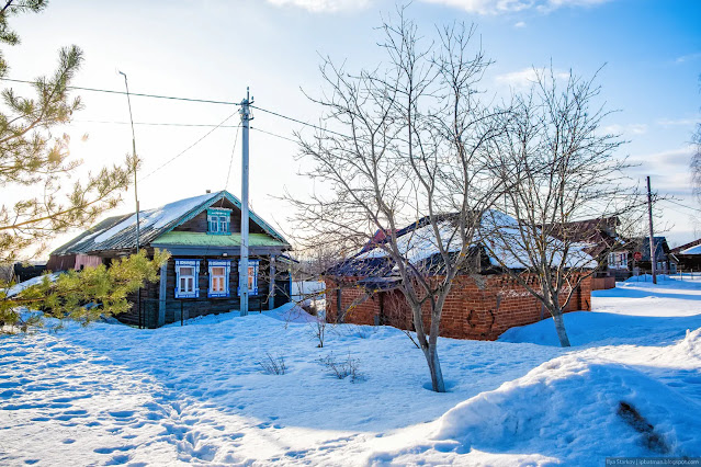 Деревянный дом в деревне зимой
