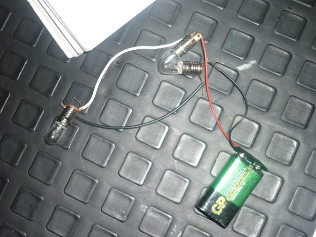 bombillos incandescentes en un circuito serie con pila de 9 voltios