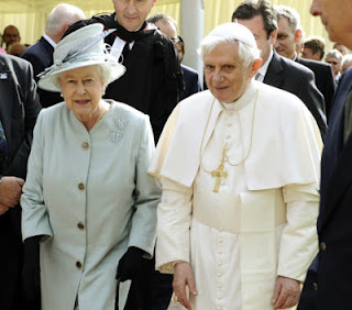 Atenção: Ordem de PRISÃO para Joseph Ratzinger, Rainha Elizabeth e outros líderes pelo ASSASSINATO de 50.000 CRIANÇAS. Atual Papa é indiciado