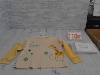 中古品　子供服　１３０ｃｍ　３can４one　キリンプリント　重ね着風長袖Tシャツ　１９８円