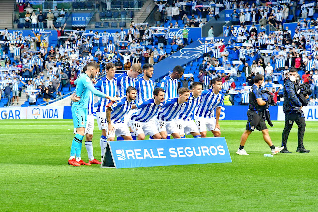 REAL SOCIEDAD DE FÚTBOL DE SAN SEBASTIÁN. Temporada 2021-22. Remiro, Aritz Elustondo, Le Normand, Alexander Sørloth, Mikel Merino, Alexander Isak. Portu, Mikel Oyarzabal, Aihen Muñoz, Gorosabel y Zubimendi. REAL SOCIEDAD DE FÚTBOL DE SAN SEBASTIÁN 0 SEVILLA C. F. 0. 19/09/2021. Campeonato de Liga de 1ª División, jornada 5. San Sebastián, Guipúzcoa, Reale Arena.