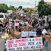 Jovem faz protesto para cobrar prisão do próprio pai, investigado por matar a mãe dela a tiros em São Domingos
