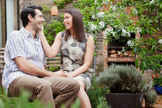 Hombre y mujer en cita