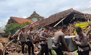 KABID HUMAS POLDA JABAR : GOTONG ROYONG,  POLRI BERSIHKAN PUING-PUING BANGUNAN PASCA GEMPA CIANJUR