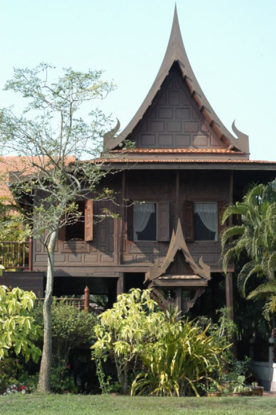 rumah panggung tradisional di pedesaan