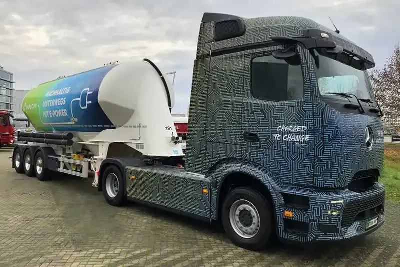 MB eActros 600 com carreta silo da Holcim