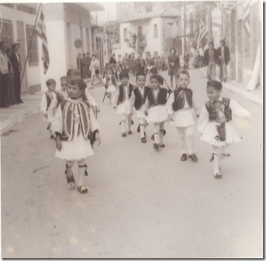 Παρέλαση , τσολιαδάκια , αριστ.ο ΟΤΕ , Χωροφυλακή στο  βάθος  το  Πετραίϊκο