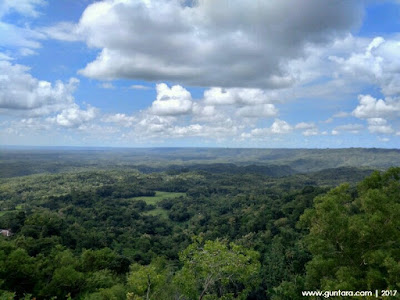 Pemandangan di Puncak Sewu Watu Sangga Langit www,guntara.com