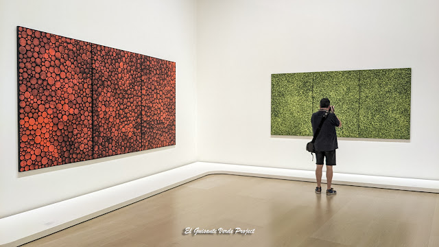 Kusama 'Acumulación de polvo de estrellas', 2001 y 'Germinando', 1992, por El Guisante Verde Project