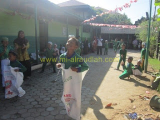 Lomba Balap Karung Peringatan HUT RI ke 71