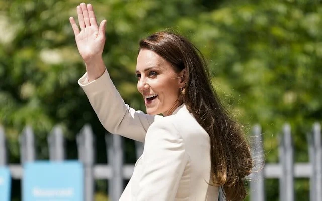 Kate Middleton wore a new ivory inverted lapel collar long blazer by Zara. Black pups and beige clutch