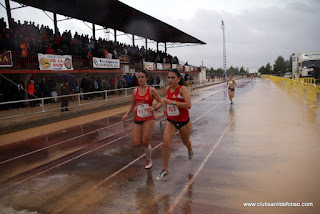 La juvenil Marta Domínguez (953) del C. Atl. San Ildefonso, entrando en meta