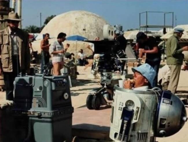 60 Iconic Behind-The-Scenes Pictures Of Actors That Underline The Difference Between Movies And Reality - R2D2 enjoys a well deserved sandwich during a break. Beep Boob.