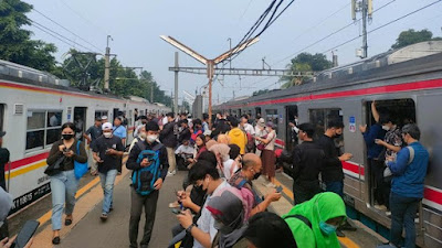  Truk Tabrak Tiang LAA, Penumpang KRL di Sudimara Diminta Alih Moda Transportasi