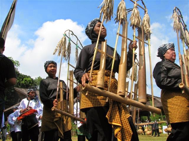 Sejarah Angklung dan Jenis Kesenian Angklung TradisiKita