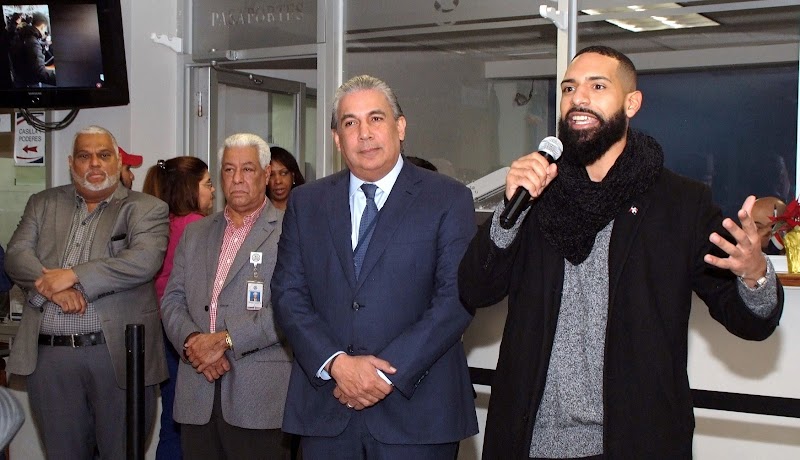 El héroe dominicano “Plátano Man” visita cónsul Castillo  y explica su reacción contra abogada racista en tren