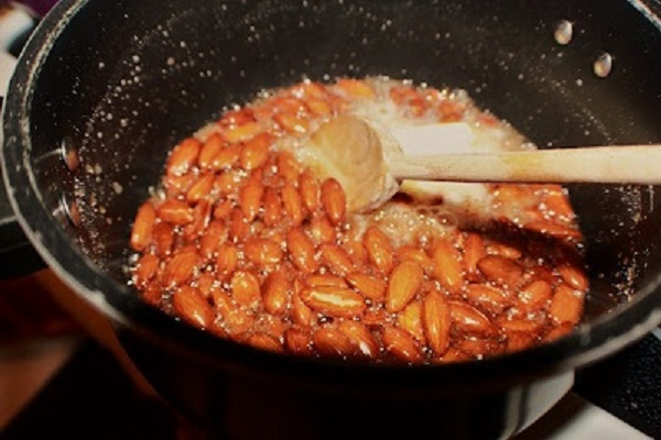almond brittle in the pan cooking