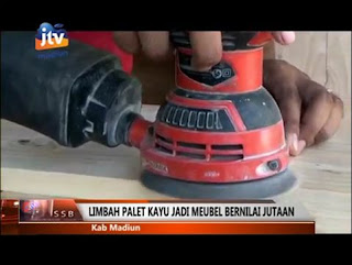 MADIUN - Palet Kayu Yang Biasa Digunakan Sebagai Bantalan Pengiriman Barang Sering  Dianggap Sebagai Limbah Tidak Berguna.  Namun Di Tangan Sejumlah Pemuda Di Madiun  Limbah Tersebut Diolah Menjadi Mebel Bernilai Jual Tinggi Dengan Harga Jutaan Rupiah. Published on Jul 18, 2017.