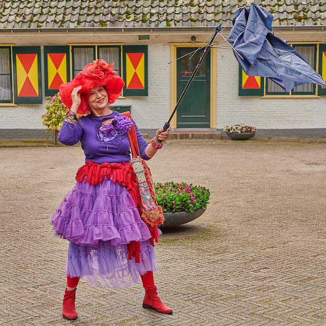 Gekleed model in de Keukenhof in Lisse