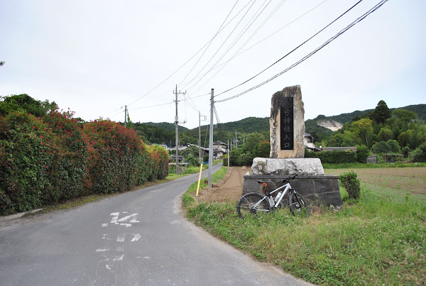 真弓神社入口碑(裏参道)