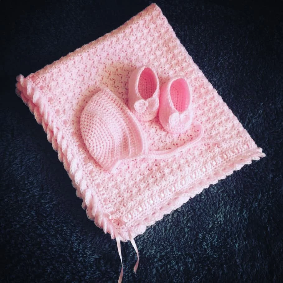 crochet baby set and newborn crochet gift ideas