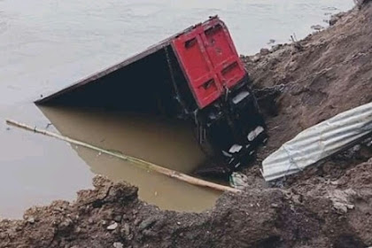 Tak Kuat Ditanjakan, Truk Pasir Di Kediri Tercebur Ke Brantas