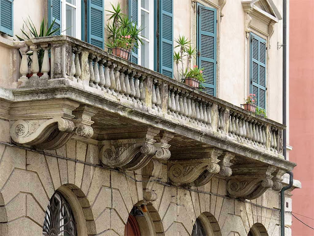 Three door balcony, scali Manzoni, Livorno
