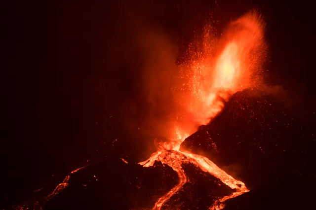 VIDEO: Captan “tsunami de lava” en el volcán de La Palma