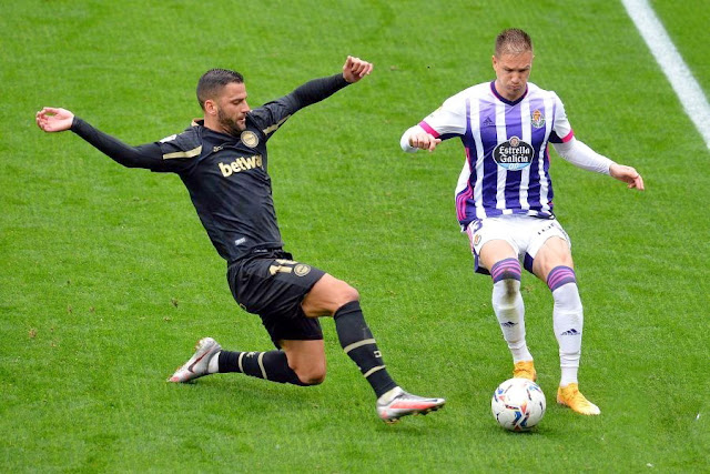 Edgar Mendez intenta frenar una arrancada de Raúl Carnero. REAL VALLADOLID C. F. 0 DEPORTIVO ALAVÉS 2. 25/10/2020. Campeonato de Liga de 1ª División, jornada 7. Valladolid, estadio José Zorrilla.