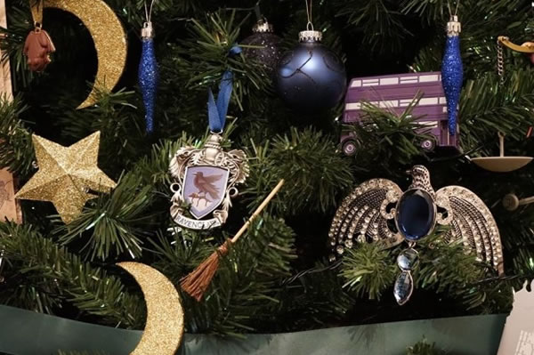 Fã cria uma incrível árvore de natal inspirada em Harry Potter