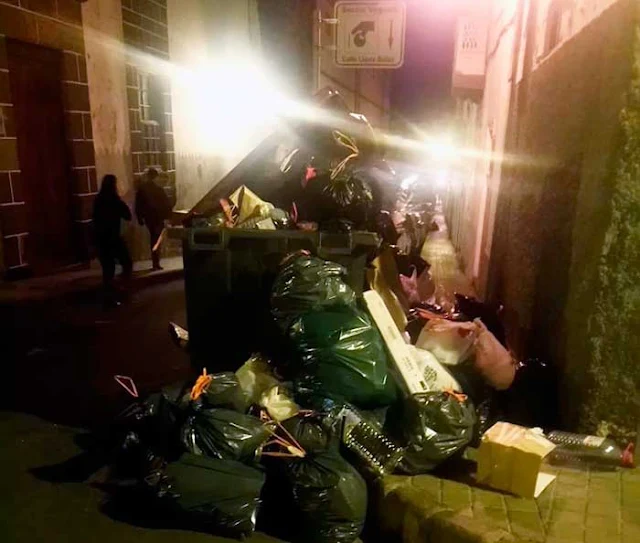 Malos olores en vegueta por basura acumulada en contenedores