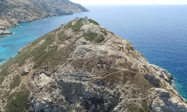 On the Greek island are found complex ancient structures (1)