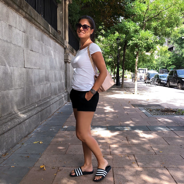 SUMMER OUTFIT,  LOOK Camiseta básica blanca y pantalones cortos chinos con chanclas deportivas