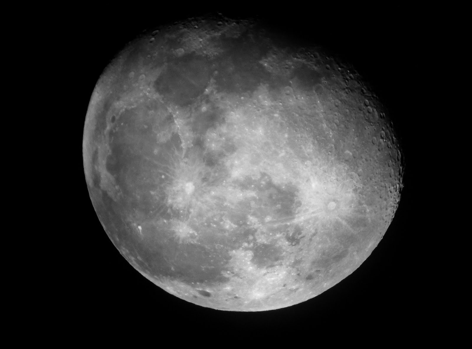 bulan terbesar di planet zuhal