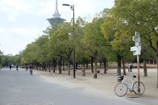 鶴見緑地　いのちの塔と自転車