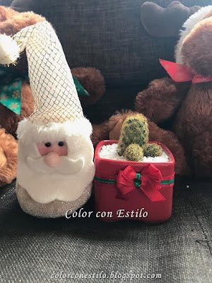 Lazo navideño con cintas. Maceta con cactus