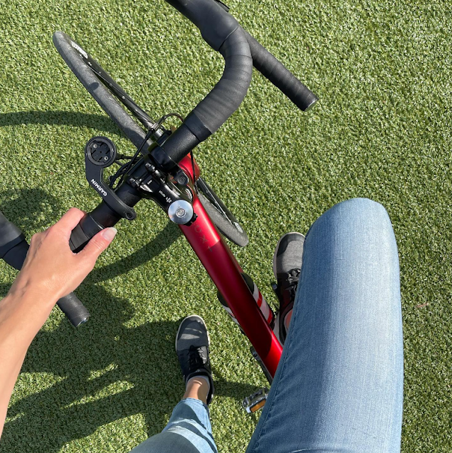 Viser sykkelen og beina til syklisen ovenfra