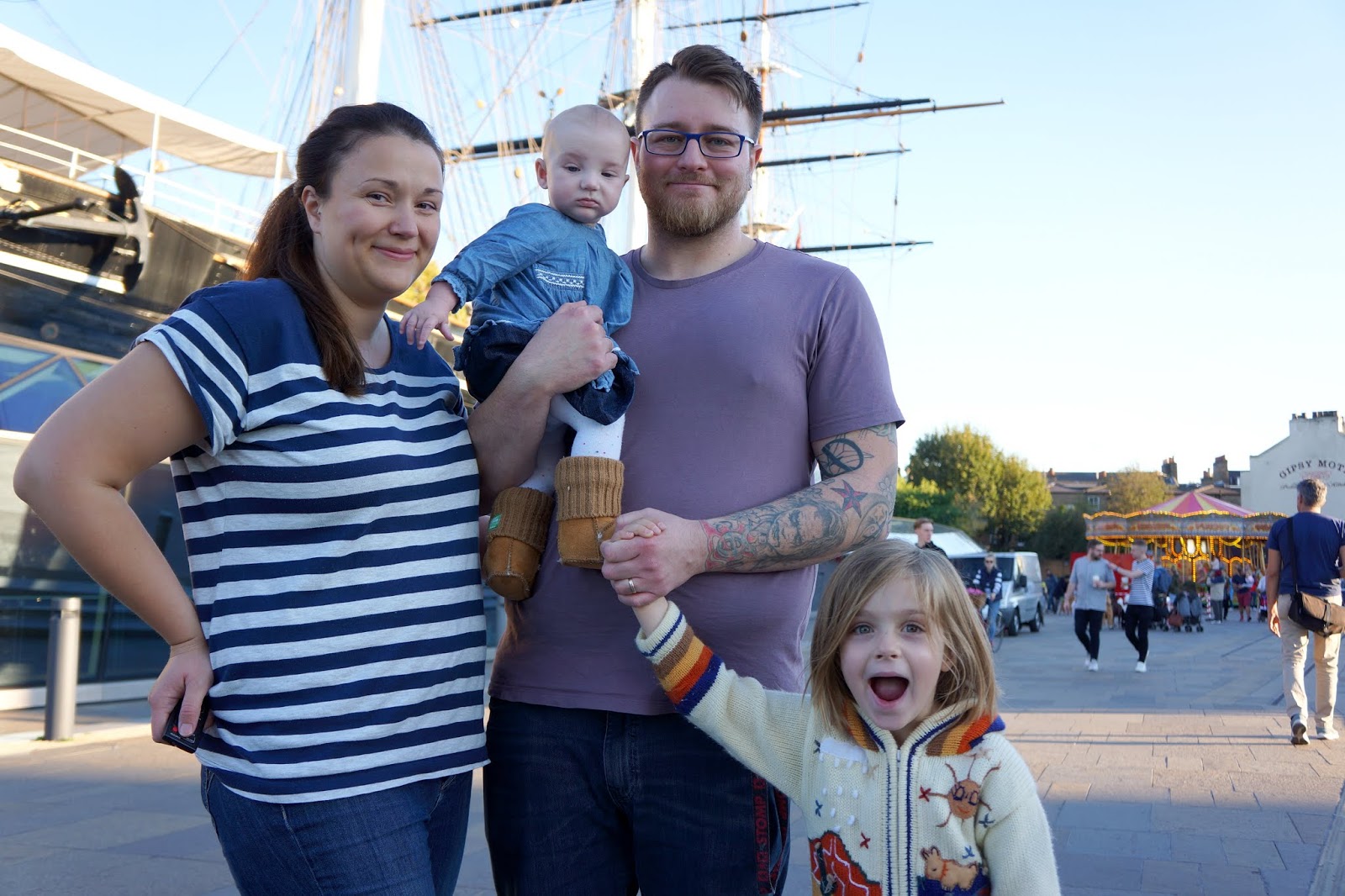 family in front of cutty sark