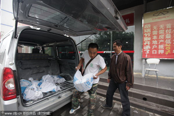 Beli Mobil Pake Uang Coin Seberat 300 Kg [ www.BlogApaAja.com ]