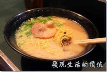 日本北九州-中洲屋台(路邊攤)。這是小兒子點的「拉麵」，果然是大胃王，而且他只吃麵及米飯。這裡的「拉麵」吃起來感覺還好而已，因為之前才剛吃過好吃的「熊本拉麵」，兩相比較後，就覺得不怎麼樣了。