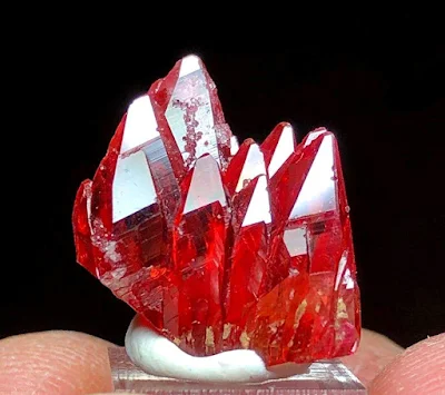 Lustrous Rhodochrosite Scalenohedrons from the N'chwaning Mine, Kalahari Mn Fields, Northern Cape Province, South Africa.å Credit: Anatoly Bitny