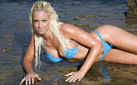 maryse modelando en la orilla del mar