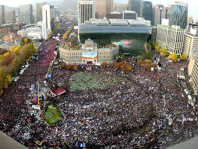 Gran manifestación en Seúl contra la presidenta Park Geun-hye