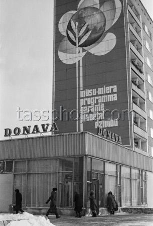 Декабрь 1988 года. Рига. Пурвциемс. Возле магазина "Donava" на улице Дзелзавас (фото: Лисицын Виктор/Фотохроника ТАСС)