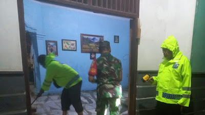 Kompak Polres Ngawi bersama TNI Bantu Bersihkan Rumah Warga Terdampak Luapan Sungai Sawur